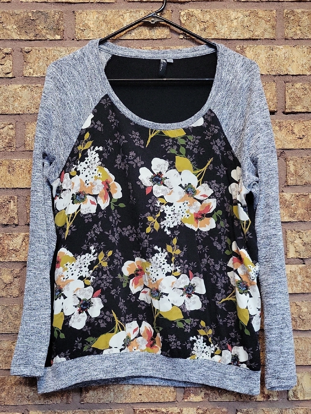 Kut from the Kloth Black Floral Top with Long Gray Sleeves Size Large